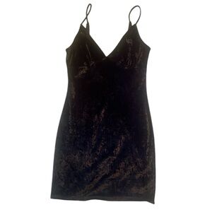 🖤 Lulu’s Crushed Velvet Mini Little Black Dress